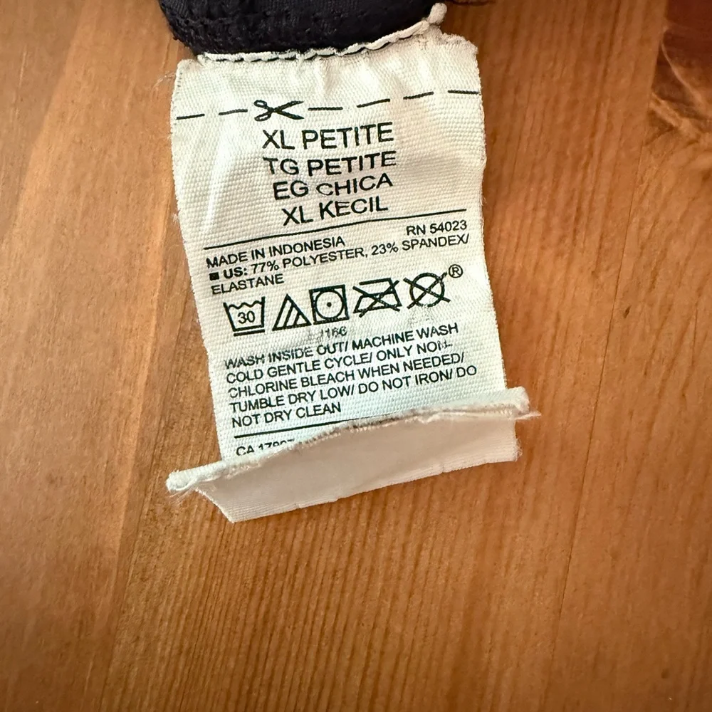 Old Navy Active Powersoft XL Petite High Rise Go-Dry Black cropped Leggings - Picture 6 of 6